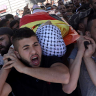 Un grupo de palestinos denuncia la muerte de un joven de 15 años por el ataque israelí. ALAA BADARNEH
