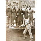 Mujeres ataviadas para cargar carbón en un foto sin fechar.