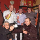Vecinos y agraciados brindan en el bar de Villavelasco por el premio por aproximación que les llegó