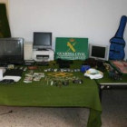 Material incautado por la policía en una vivienda de Benavente.