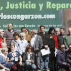 Foto de familia de los participantes en el acto de solidaridad con el juez Baltasar Garzón.