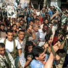 Cientos de palestinos armados con rifles AK-47, durante una demostración de apoyo a Yaser Arafat