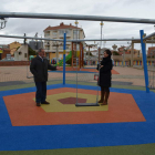 La alcaldesa y un edil, junto al nuevo columpio del parque. MEDINA