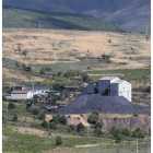 Estampa típica de Fabero, con las minas hoy cerradas en medio de su paisaje. ANA F. BARREDO