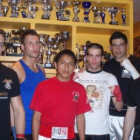 Sumba y Presa, los dos en el centro, junto con otros boxeadores del León Gym.