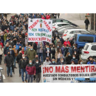 Los manifestantes desplegaron dos pancartas y se manifestaron por las calles de Ponferrada hasta la sede de la Junta. L. DE LA MATA