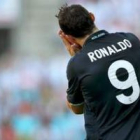 El delantero del Real Madrid Cristiano Ronaldo gesticula tras una decisión arbitral ante el Málaga d