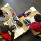 Niños con dispositivos electrónicos en una clase MARCIANO PÉREZ
