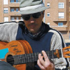 «Nandi», filósofo callejero con su guitarra en un periférico descampado de la Asunción.