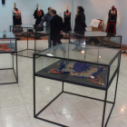 Rubio, Palazuelo y De la Torre observan una de las vitrinas con algunas joyas.