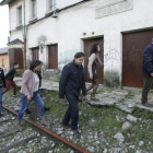 En el centro, Tino Rodríguez, durante una visita a las vías del tren minero en Toreno