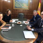 Esperanza Orellana junto a Isidoro Álvarez y Carlos González-Antón, ayer, en Madrid. DL