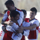 César, en primer término, es felicitado por sus compañeros tras marcar el gol del empate.
