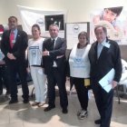 Hidalgo, Álvarez y Tascón con voluntarios ayer en Carrefour.