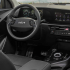 El interior —inspiración EV6— monta pantallas multiconfigurables y mando rotatorio para el cambio de velocidades. kn