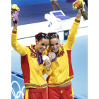 Andrea Fuentes y Ona Carbonell muestras orgullosas sus medallas de plata de sincronizada.