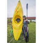 Megumi Igarashi con un kayak con la forma de su vagina, en el río Tama de Tokio, el octubre pasado.