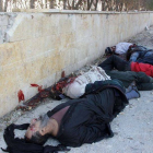 Hombres sirios ejecutados en los alrededores del cuartel general del ISIL en Alepo, ayer.