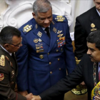 Maduro saluda al general Néstor Reverol en un acto oficial el pasado mes de enero.