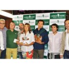 Foto de familia con los hermanos Quijano, el cómico leonés Leo Harlem y los premiados por Camarote Madrid.