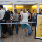 Mostradores de facturación de Vueling, en el aeropuerto de El Prat. /