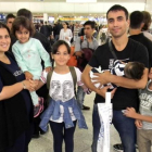 Nafia Bedredin de nacionalidad iraqui con su mujer y sus cuatro hijos en el aeropuerto de Atenas antes de partir hacia Madrid.