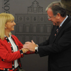 Saludo amistoso entre la alcaldesa de San Andrés y el regidor de León. JAVIER SUÁREZ-QUIÑONES