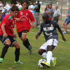 El nigeriano Babalola conduce el balón durante el partido entre la Cultural y el Ejido.