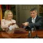 Amparo Valcarce rubricó el convenio para la Ciudad del Mayor con el alcalde, Francisco Fernández