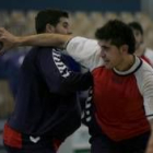 Carlos Prendes en un entrenamiento del Ademar con otro de los pivotes del equipo, Héctor Castresana