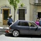 Varios medios de comunicación trabajan en la calle Paseo de la Torre Blanca, donde fueron hallados