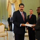 Nicolás Maduro recibe las credenciales de los nuevos embajadores. POL
