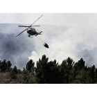 Un helicóptero trabaja en las labores de extinción del incendio forestal declarado en Palaciosmil, en el término de Quintana de Castillo