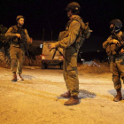 Soldados israelíes en una misión militar en Hebron durante la madrugada del lunes.