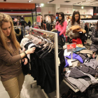 Clientes de una tienda de El Rosal, que ayer acaparó buena parte de los compradores.