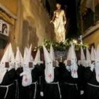 Los hermanos del Santo Sepulcro por la angosta calle Zapaterías