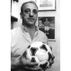 Marianín, con el balón con el que hizo tres a Iribar.