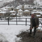 Dos vecinos de Barjas retiran ayer por la mañana nieve de la calle próxima a sus casas.