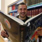 Diego Soto posa con un Atlas en la biblioteca de Filosofía y Letras, donde estudia Geografía.