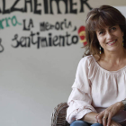 Flor de Juan es gerente de Alzheimer León. Abajo, la noticia de la apertura de su centro de día en 1993. RAMIRO