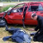 Un sacerdote administra la extramaunción a los cadáveres de una madre y su hijo en Palencia