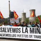 Un grupo de mineros se concentra ante la central térmica de La Robla