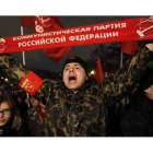 Un miembro del partido comunista ruso corea lemas durante una concentración en Moscú por el fraude electoral.