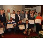 Imagen de grupo de los premiados y los participantes en el concurso de arquitectura popular de la Fundación Prada a Tope.