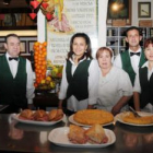 Javi «Camarote», con parte de su equipo de gestión, cocina y atención en la barra.