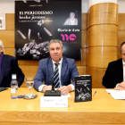 Luis del Olmo, Joaquín S. Torné y Florencio Carrera, durante la presentación del libro ‘El Periodismo hecho jirones’. RAMIRO