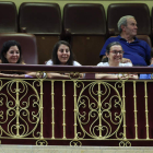 Un grupo de representantes de asociaciones de mujeres, en el pleno de ayer. EFE