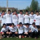 Formación del equipo del Cerecedo alevín, mostrando su apoyo a su jugador lesionado Óscar Franco