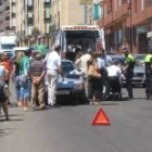 La Policía Local de Astorga durante su intervención en un accidente de tráfico en agosto del 2007