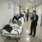 Pacientes en un pasillo de la zona de urgencias del Hospital de Bellvitge de LHospitalet, el pasado enero.